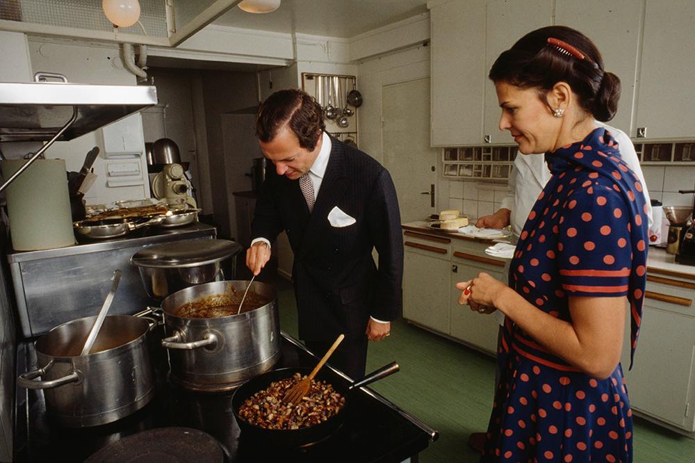 Kungen och drottningen nere i köket på Kungliga slottet 1980. Kungen engagerar sig ofta i menyer och maträtter som serveras vid kungliga evenemang på slottet. 