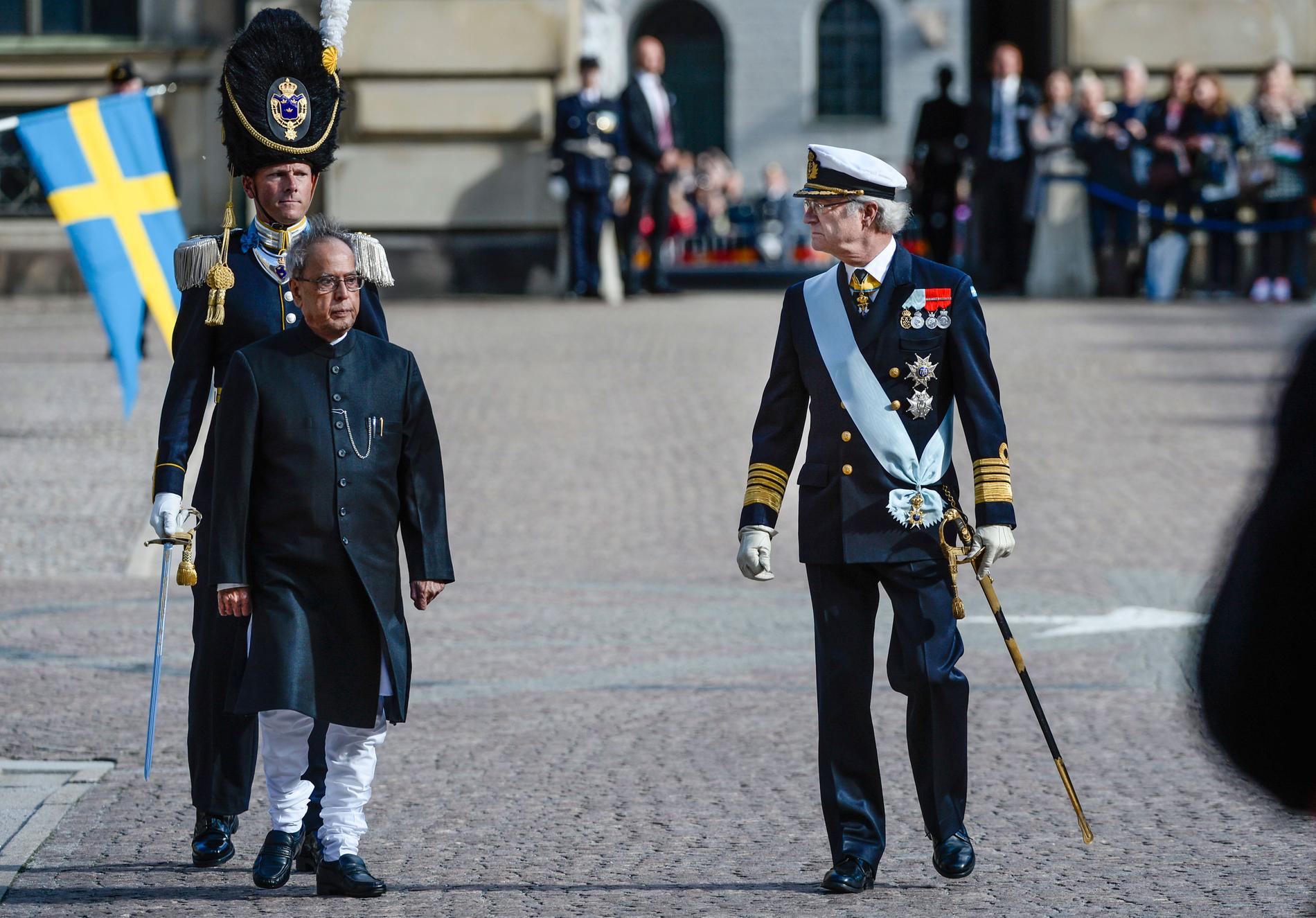 Kung Carl Gustaf och Indiens president Shri Pranab Mukherjee under välkomstceremonin på inre borggården på Stockholms slott på söndagen.