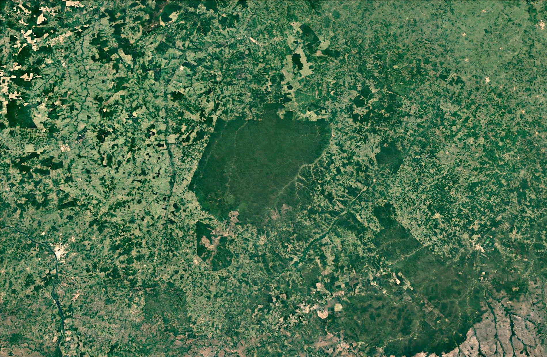 Arararibóia ligger som en ö av urskog i sydöstra Amazonas. Åt alla håll omges reservatet av skövlad mark. Forskarna tror att det är här regnskogens omvandling till savann kommer att börja.