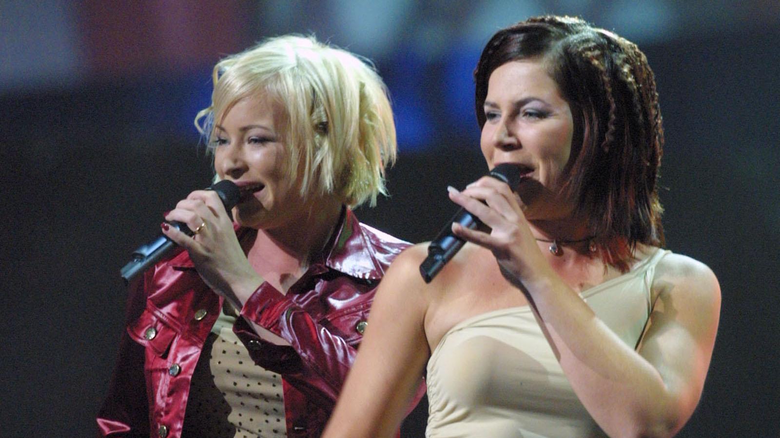 Dansbandet Friends med Nina Inhammar och Kim Kärnfalk som sångerskor,  kom femma i Eurovision song contest 2001 med låten ”Listen to your heartbeat”.