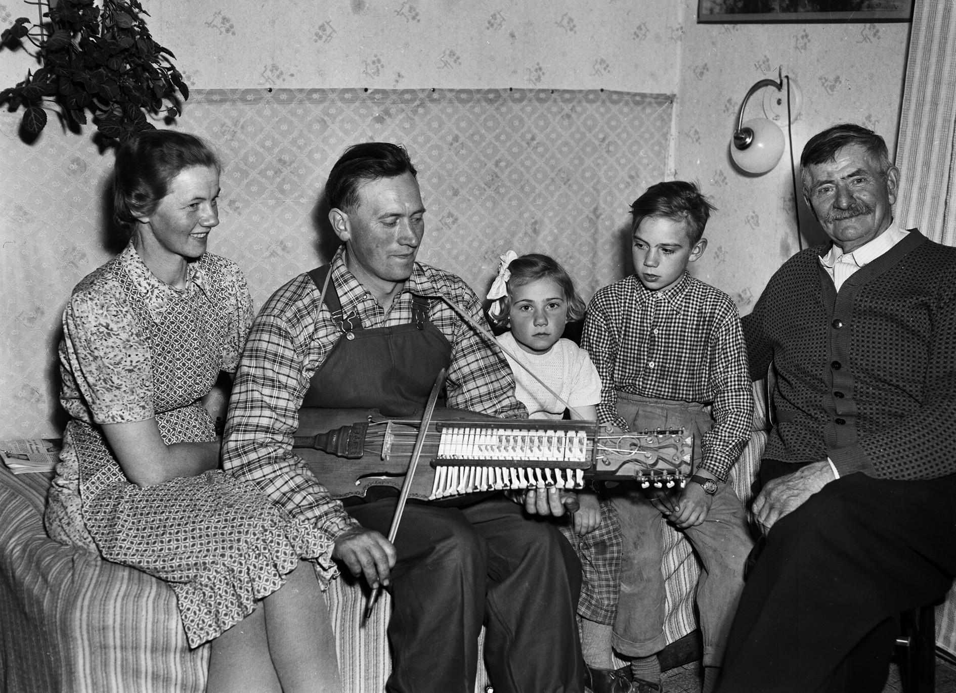 Eric Sahlström med familjen - hustrun Anna och barnen Sigurd och Sigbrit 1954.