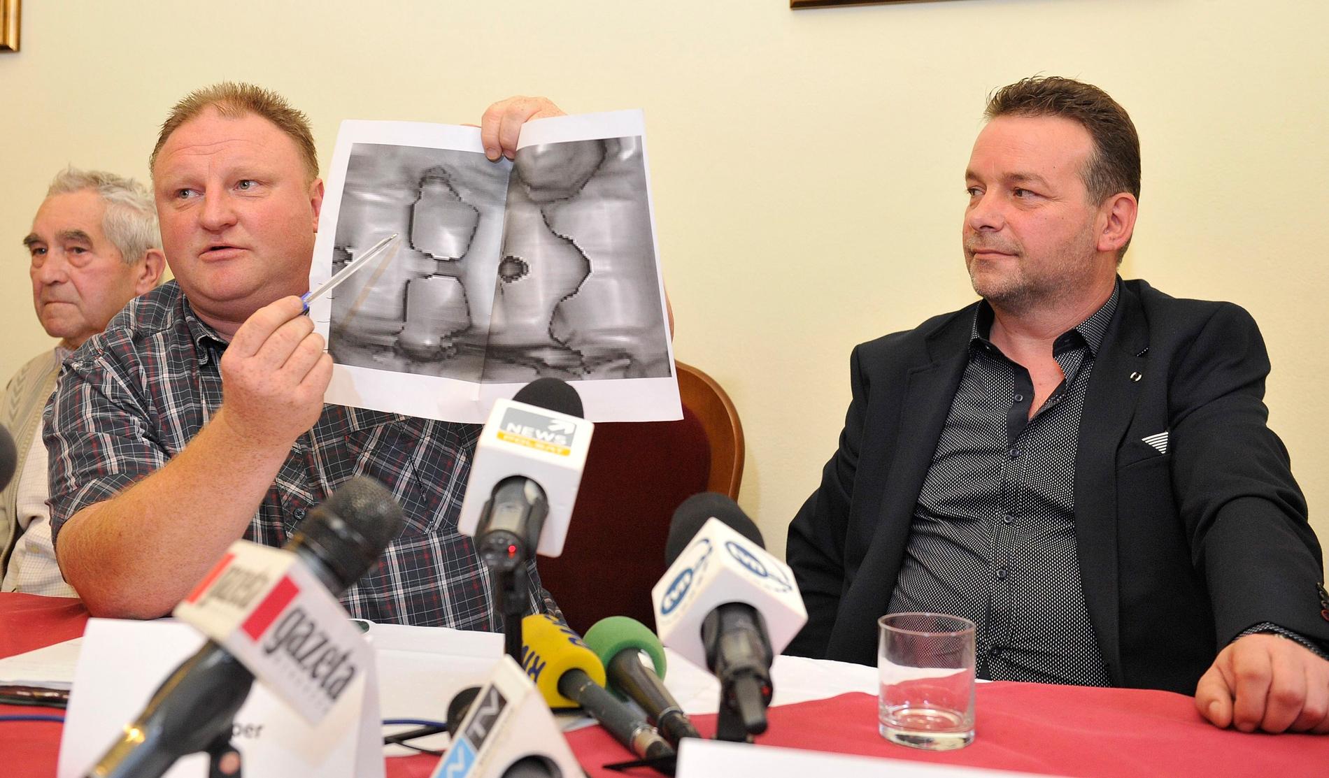 Andreas Richter och Piotr Koper visar en radarbild som enligt dem föreställer det försvunna guldtåget, på en presskonferens den 18 september 2015.