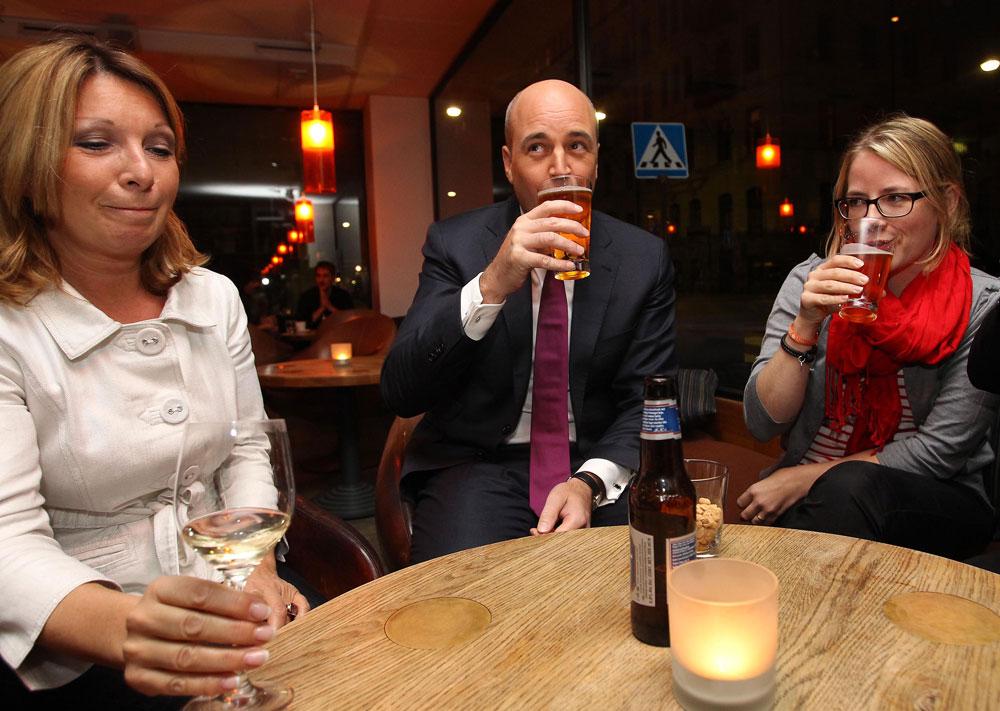 Fredrik Reinfeldt slappnar av med en öl tillsammans med Heidi Kumlin, assistent, och Moa Berglöf, politiskt sakkunnig vid SVT:s valutfrågning 2010.