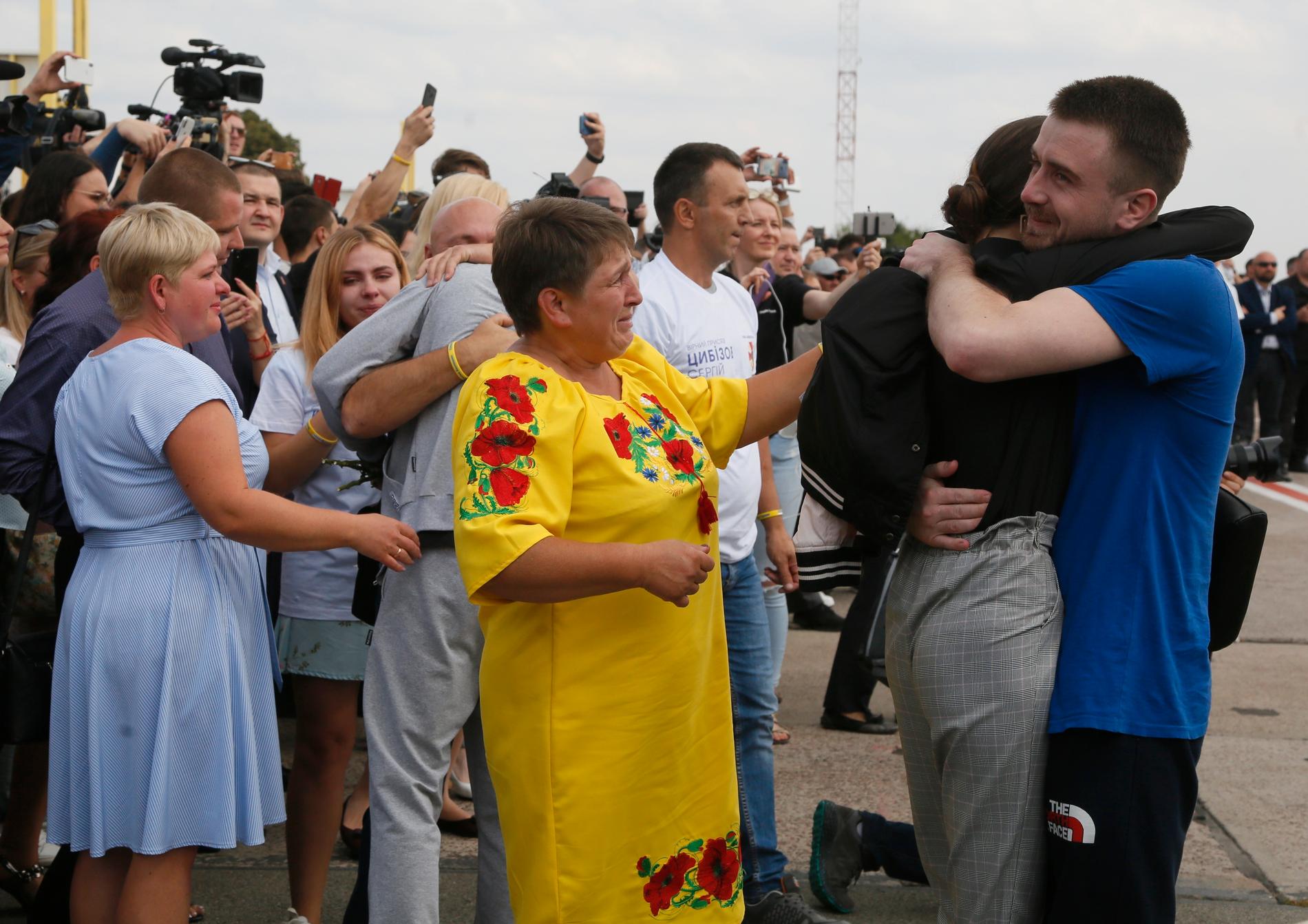 Känslosamma scener utspelade sig på flygplatsen när omkring 35 ukrainska fångar kom med plan från Ryssland.