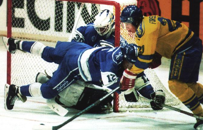 VM-FINAL 1992 Guldmatchen mot Finland i Prag, Forsberg framme och skapar en målchans.