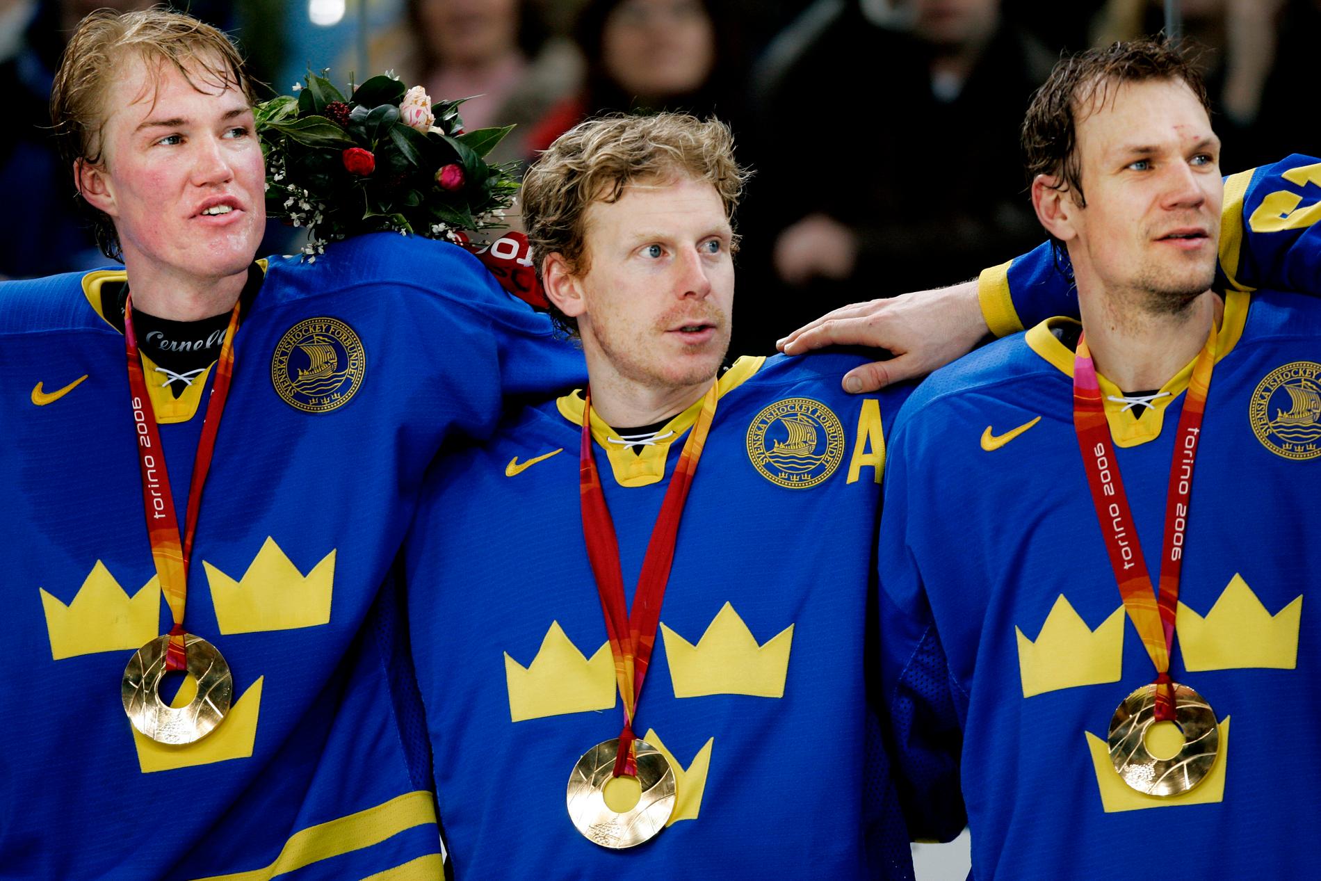 Kenny Jönsson (t.v), Daniel Alfredsson och Nicklas Lidström efter OS-guldet 2006.