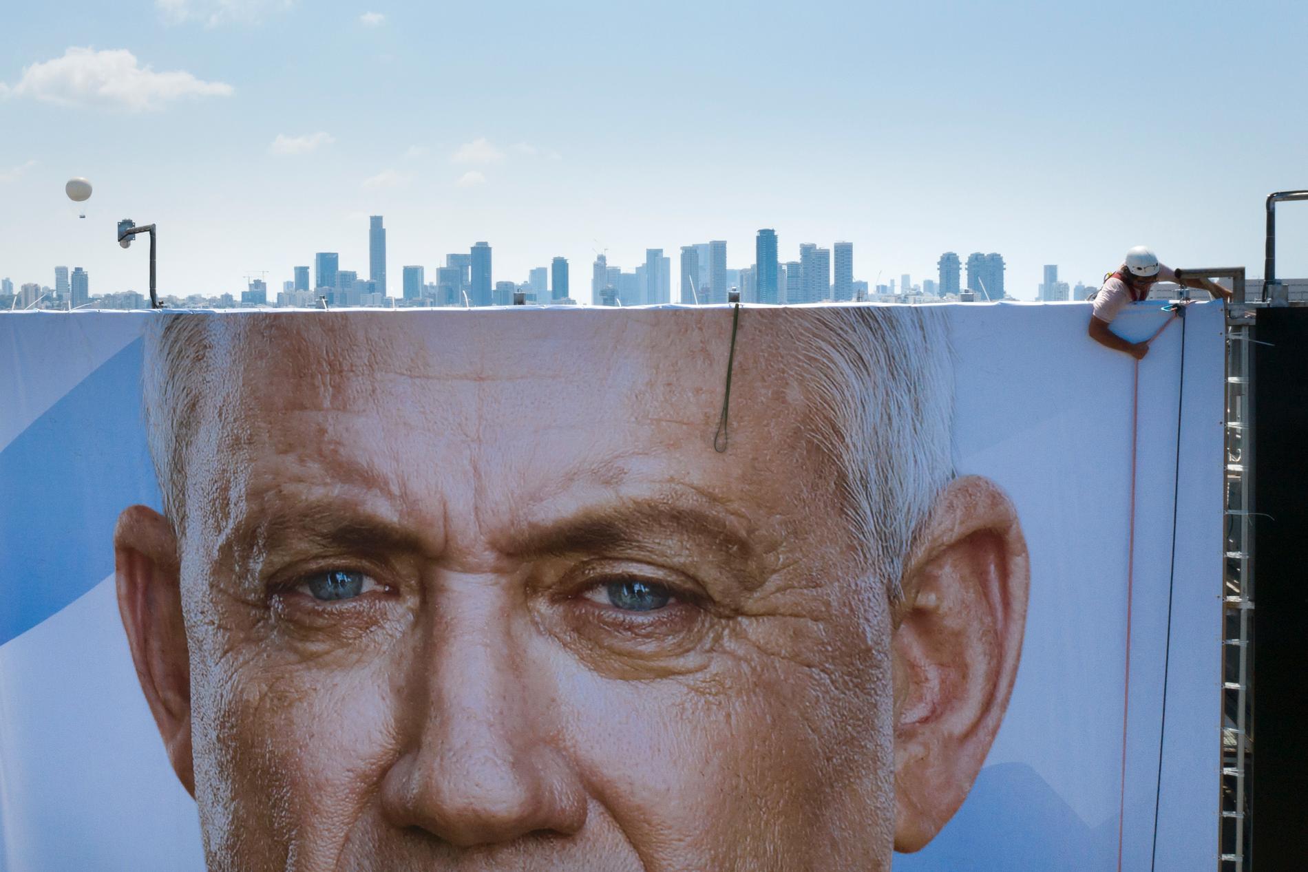 Centerpartialliansen Blått och vitts ledare, den forne militärchefen Benny Gantz, fyller en stor annonsskärm i Tel Aviv, Israel. Han kan bli landets nye premiärminister.