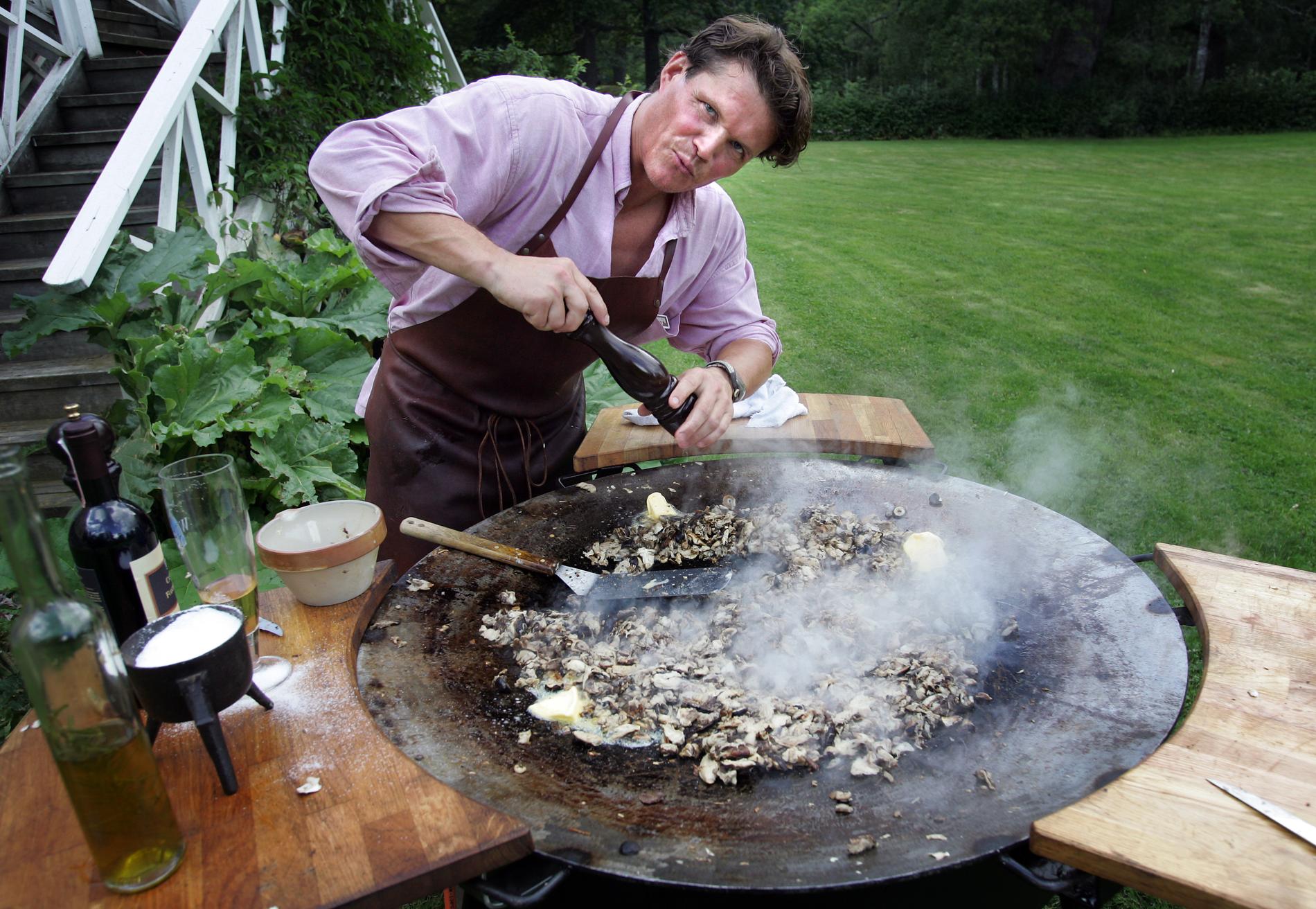 Per Morberg i full färd med att laga till svamp i sin rymliga stekhäll. Nu är han aktuell med ”Sveriges mästerkock” och till hösten med nya satsningen ”Den stora matresan” på TV4+, där han reser land och rike runt och lagar olika lokala specialiteter.