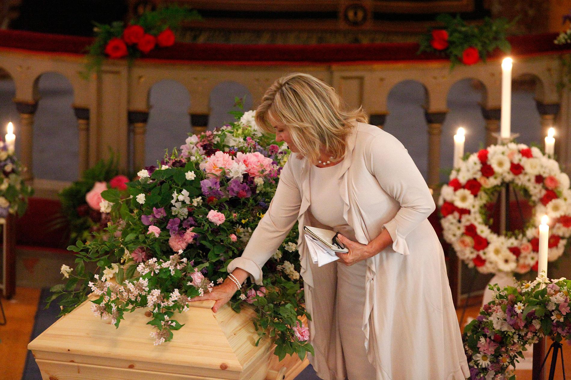 Elisabeth Andreassen tar farväl av sin älskade Tor i kyrkan i Oslo.