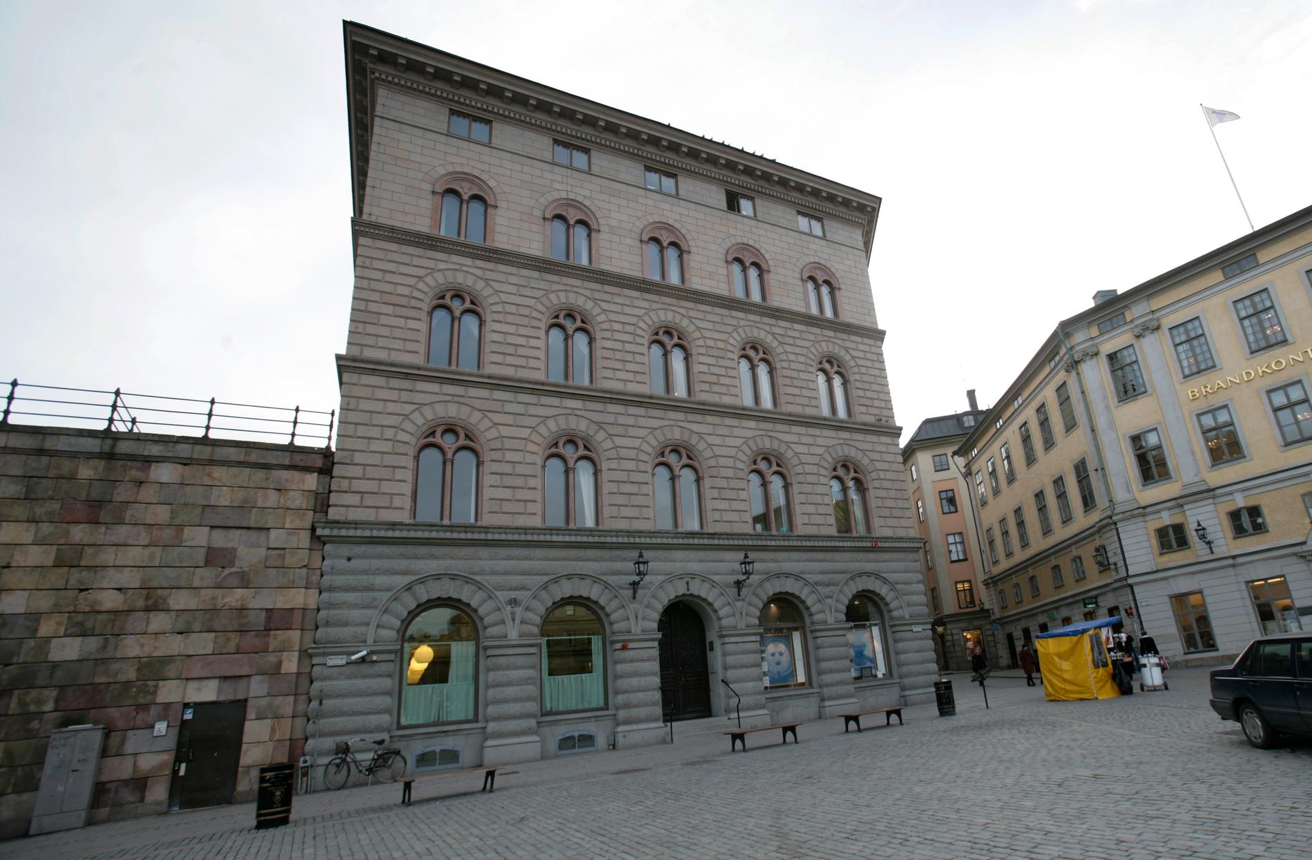 Det åtråvärda 1800-talshuset vid Mynttorget i centrala Stockholm har länge varit Moderaternas hemvist. Nu vill SD ta över.