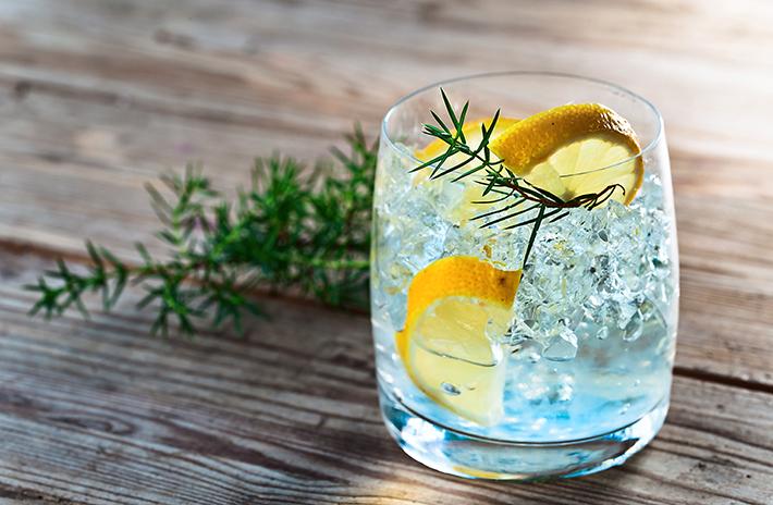 Spritsorten gin används ofta i drinkar, som i Gin och tonic. 