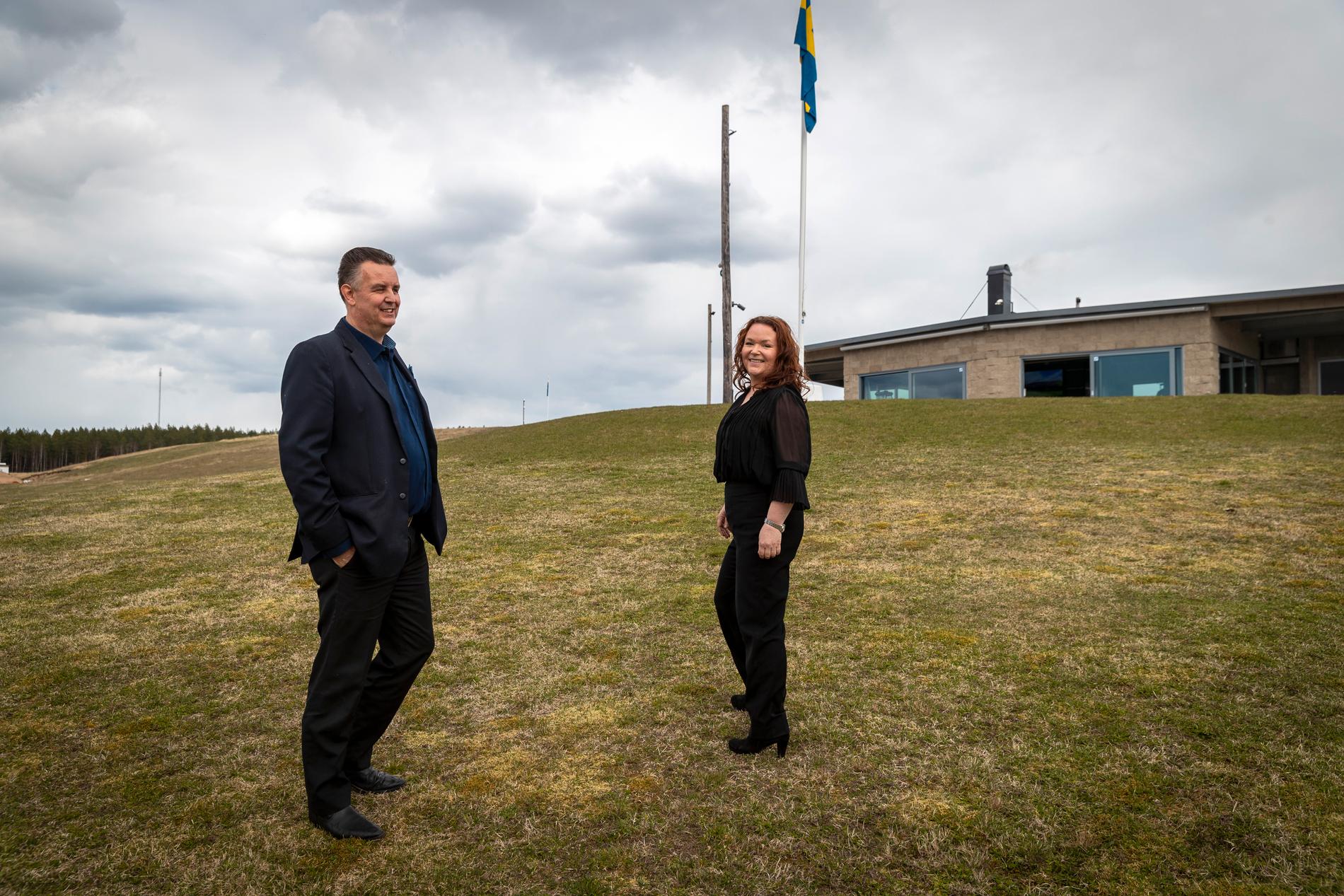 Mikael Eliasson visar runt vid ett visningshus i området, tillsammans med Anneli Eliasson. 