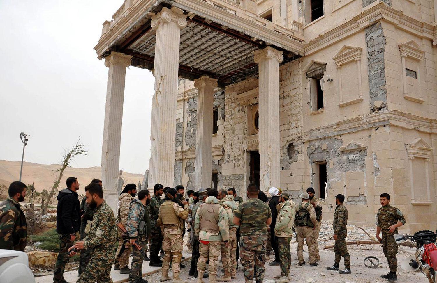 Syriska soldater i Palmyra. Bilden är släppt av den syriska nyhetsbyrån SANA.