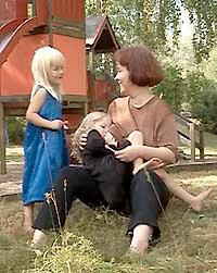 Liselott Sjöstedt med döttrarna Norea, 5 år, och Miranda, 4 år. I kväll sänds en intervju med Liselott i TV 3 Extra.
