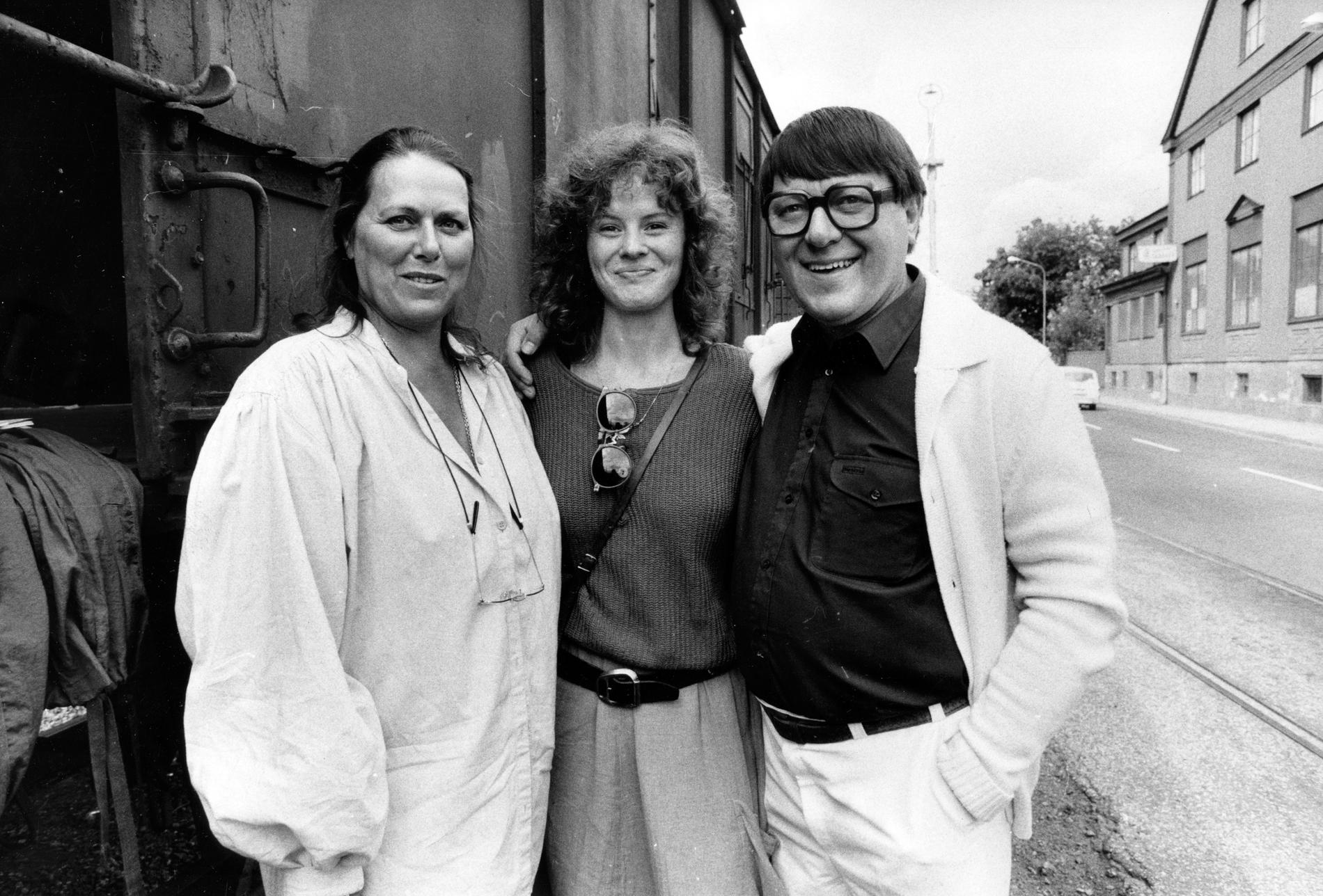 Gun Jönsson till vänster, tillsammans med skådespelaren Bertil Norström och Charlotta Larsson 1984/85. Nu har hon gått ur tiden. Arkivbild