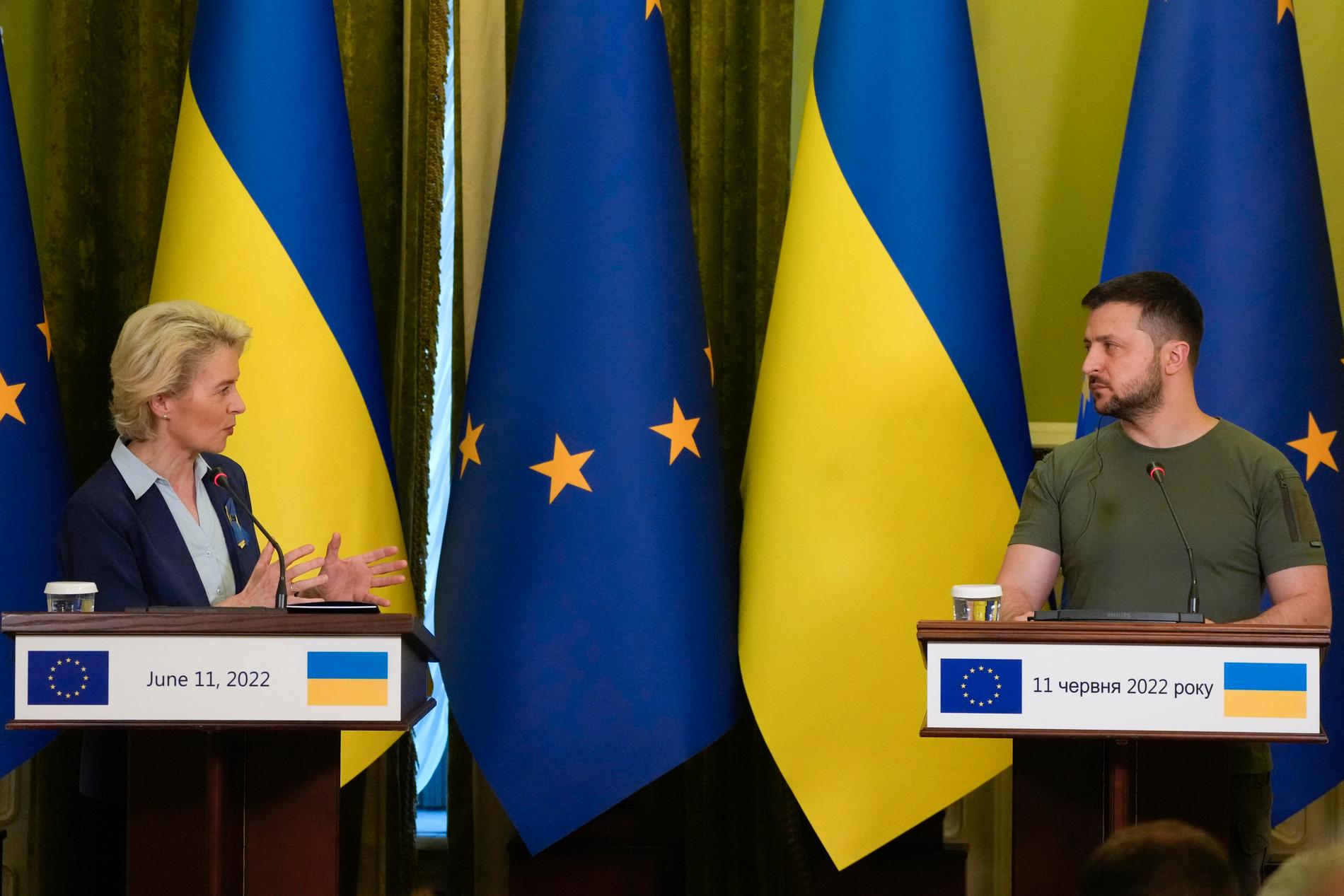 EU-kommissionens ordförande Ursula von der Leyen på presskonferens med Ukrainas president Volodymyr Zelenskyj i Kiev nyligen. Ukraina hoppas i dag få status som kandidat för EU-medlemskap. Arkivbild.