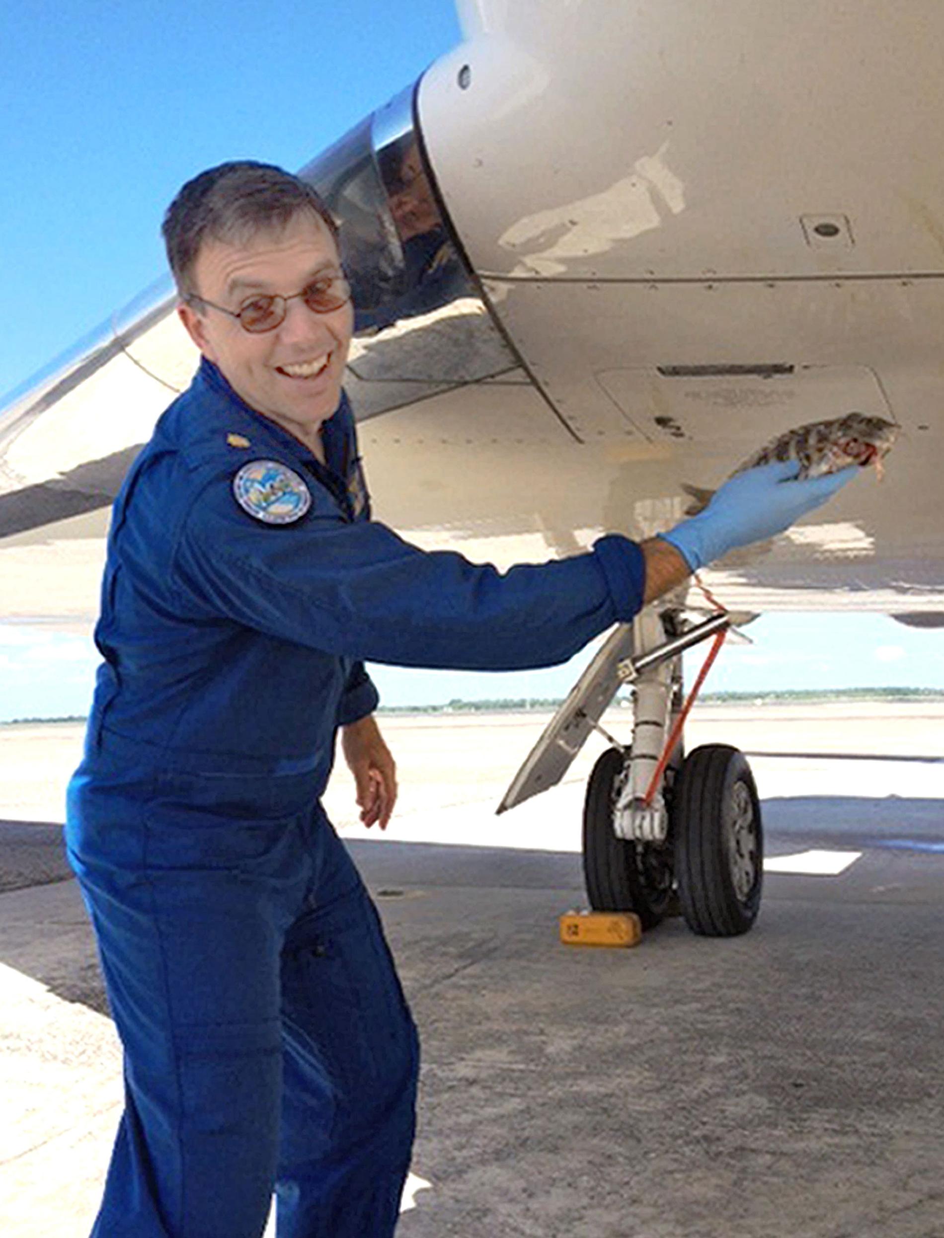 FLYGFISK Piloten Nick Toth visar upp sin fångst framför sin Gulfstream G-IV på flygblasen Macdill i Tampa, Florida.