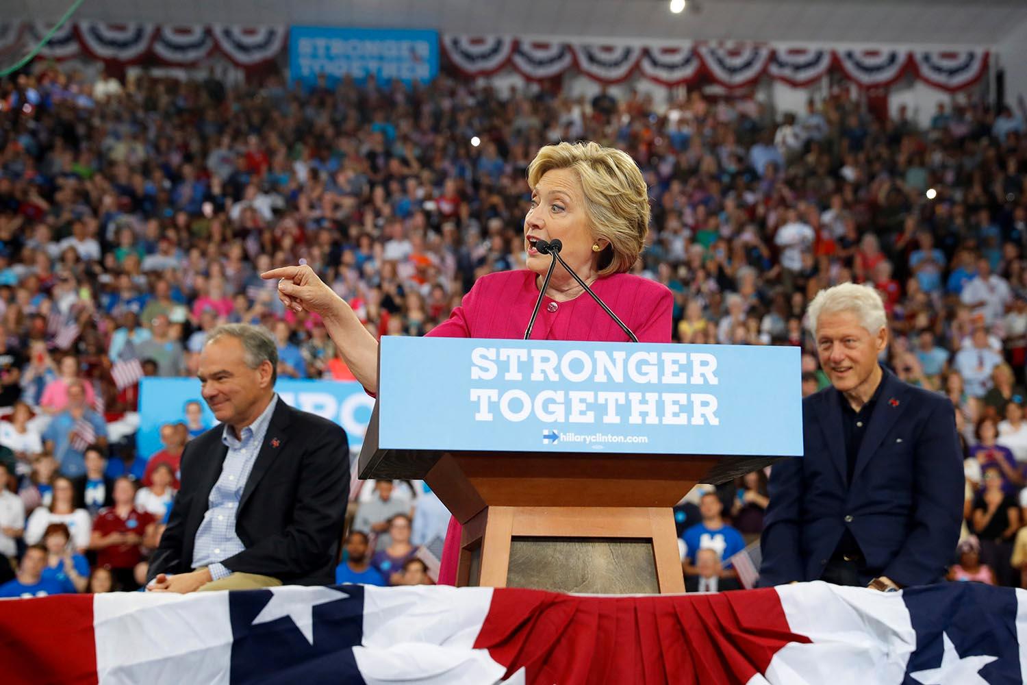Hillary Clinton tillsammans med vice presidentkandidat Tim Kaine och Bill Clinton, Philadelphia.