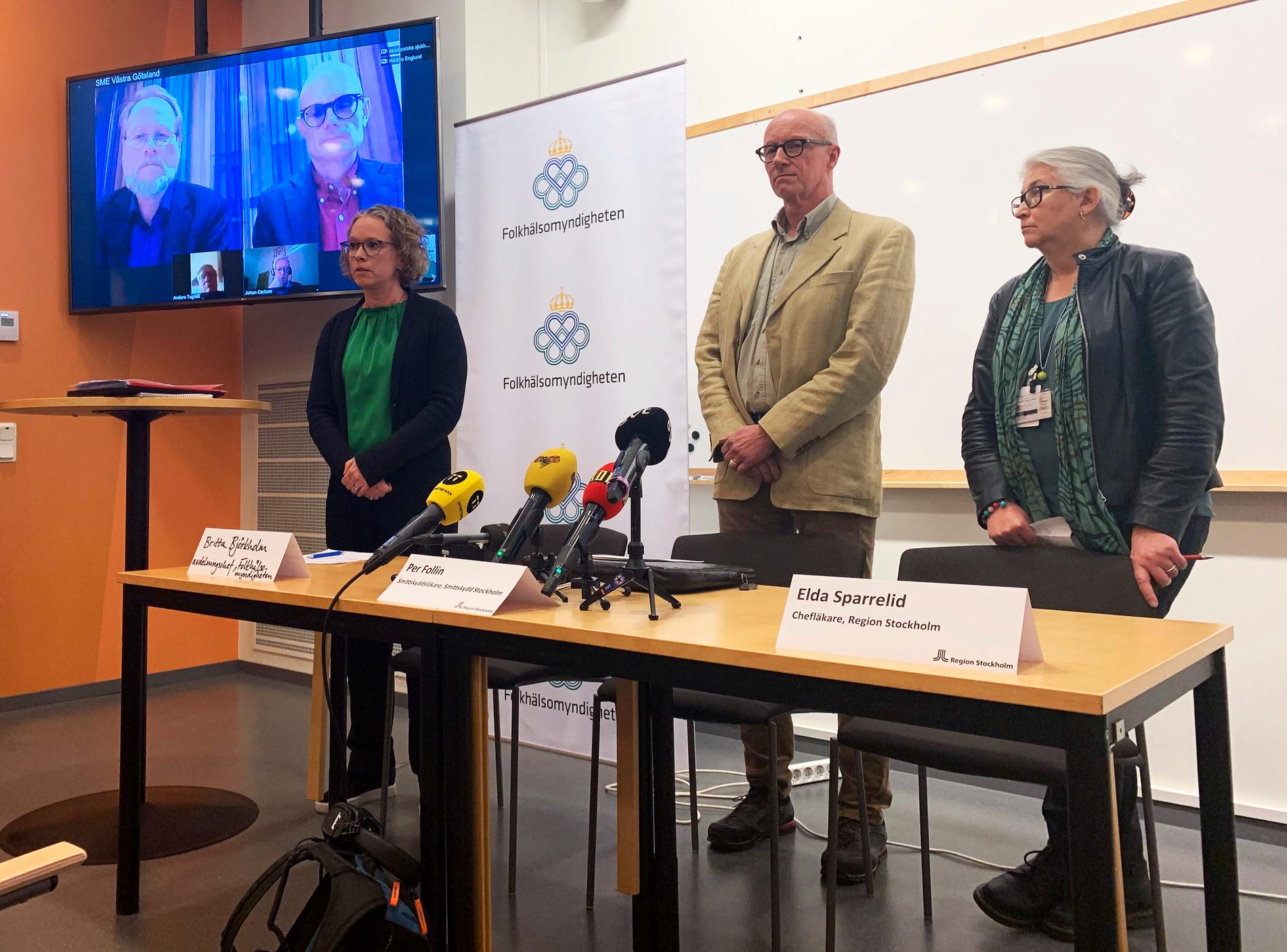 Britta Björkholm (Folkhälsomyndigheten), Per Follin (smittskyddsläkare) och Elda Sparrelid (läkare) vid en pressträff i Solna efter beskedet om att ytterligare fem personer i Sverige smittats av det nya coronaviruset.