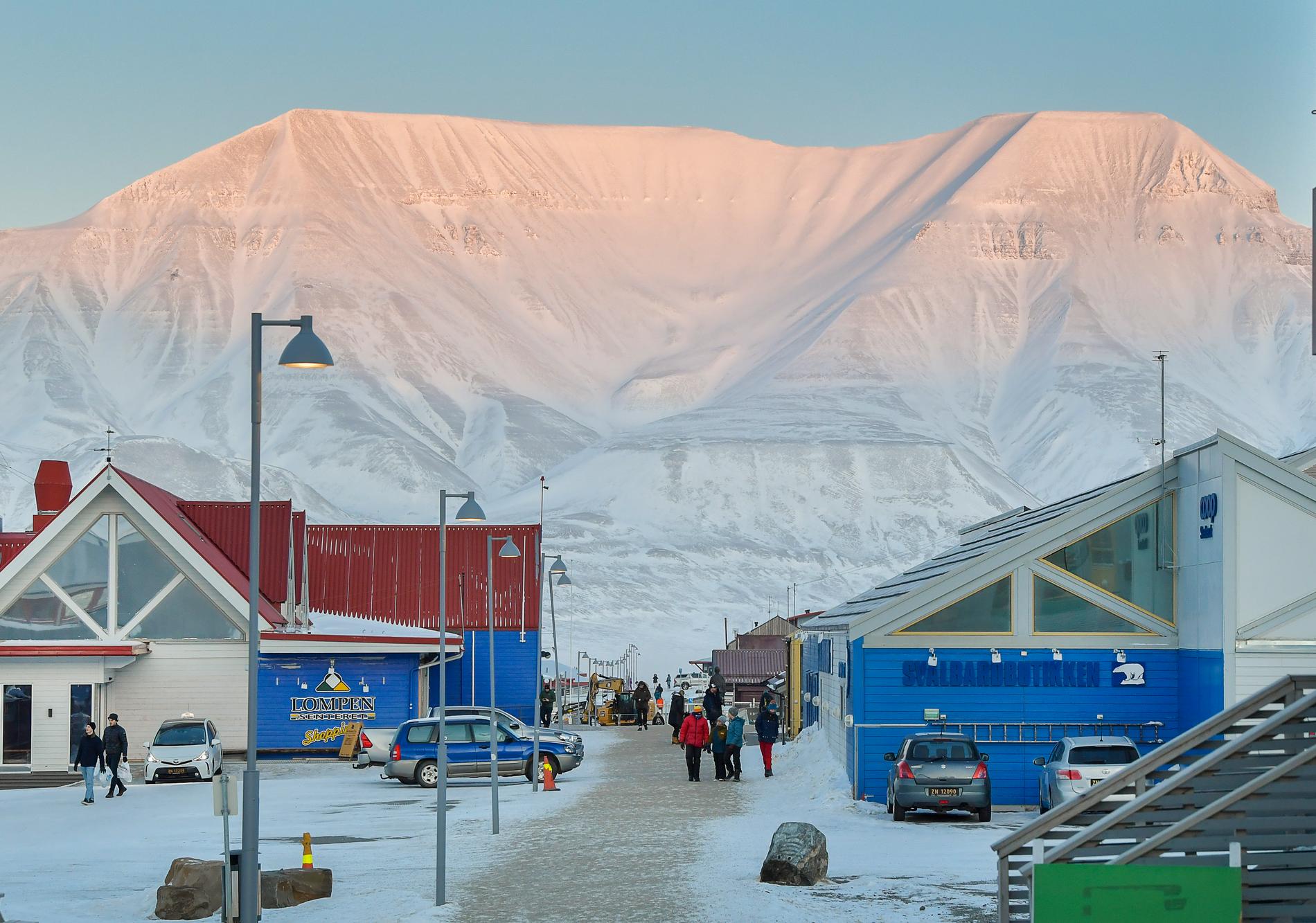 Huvudgatan i Longyearbyen, som har omkring 2 400 invånare. Så här års brukar det lilla samhället fyllas med mängder av besökare som intar de få kaféerna och restaurangerna – men nu har många säsongsarbetare lämnat ögruppen.