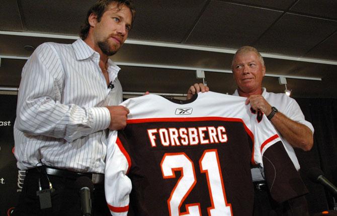 TILL FLYERS Efter en hel del funderande bestämde sig Forsberg för att lämna Colorado. Ny klubb hösten 2005 blev Philadelphia Flyers där klubbens general manager Bob Clarke var nöjd.