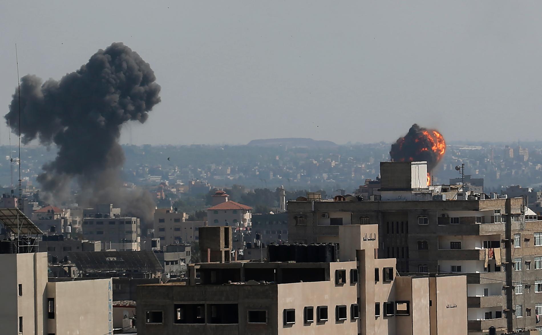 Hamas uppger att de skjutit 130 raketer mot Tel Aviv, efter flygattacken i Gaza.