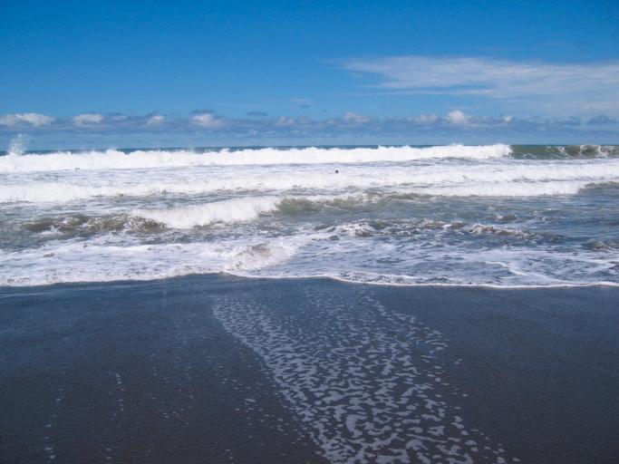 10. SANTA TERESA, COSTA RICA Surf´s up på Playa Santa Teresa! Den lilla strandstaden i provinsen Puntarenas började som en fiskestad men upptäcktes sedan av turister, som älskar stranden tillräckligt mycket för att placera den bland världens tio bästa. Ingredienserna sol och drömsand finns där, men även fiske, surfvågor, kitesurfing och en hel del alternativ för den som lockas av spa och yoga på semestern.