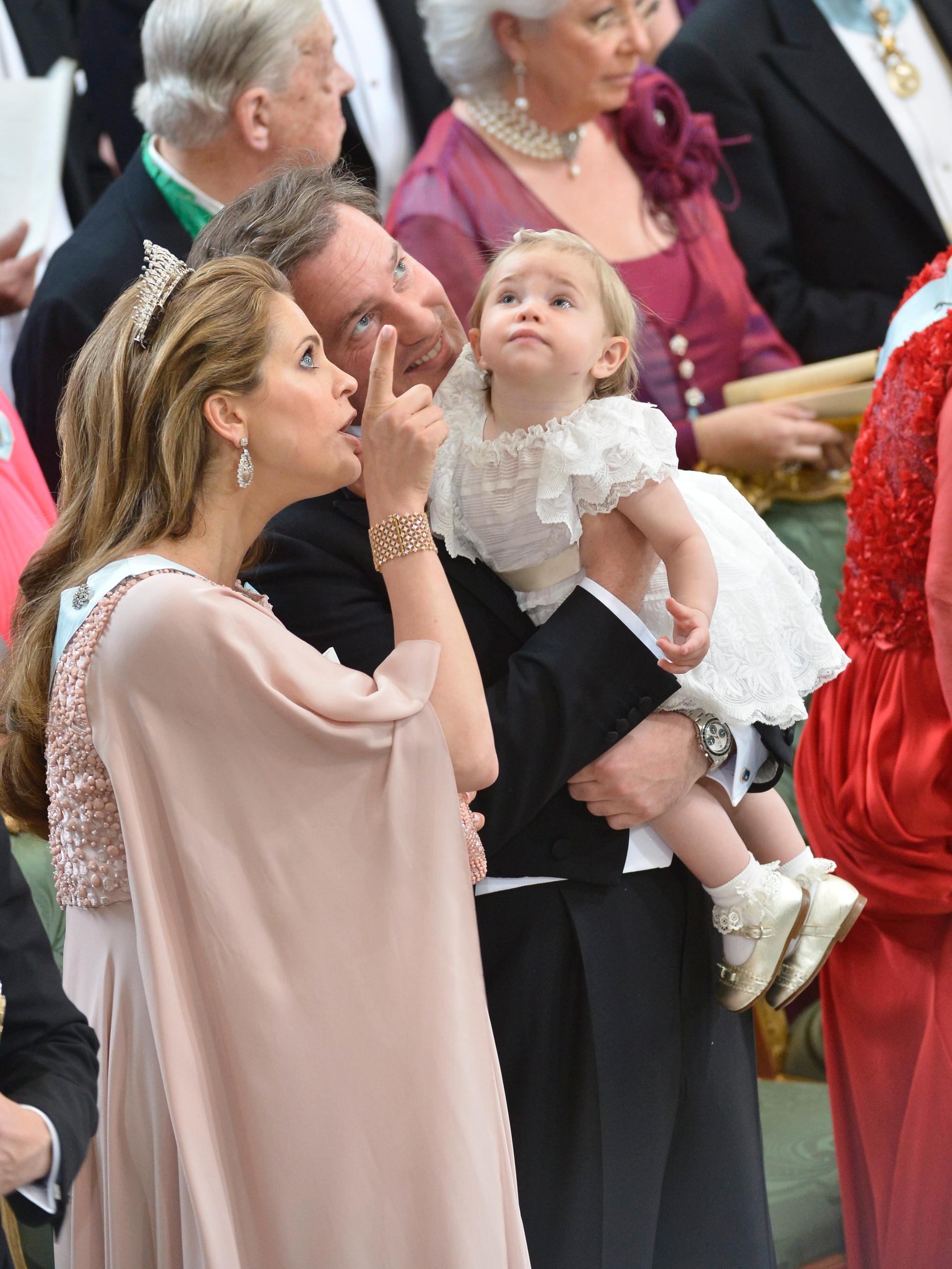 Prinsessan Madeleine spanar in Slottskyrkan tillsammans med dottern Leonore och maken Chris O'Neill.