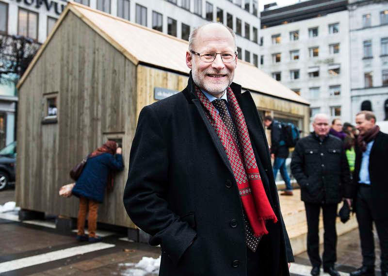 Bygglov behövs inte. Sveriges bostadsminister Stefan Attefall (KD) framför ett så kallat Attefallshus på 25 kvadratmeter som kan byggas utan bygglov.