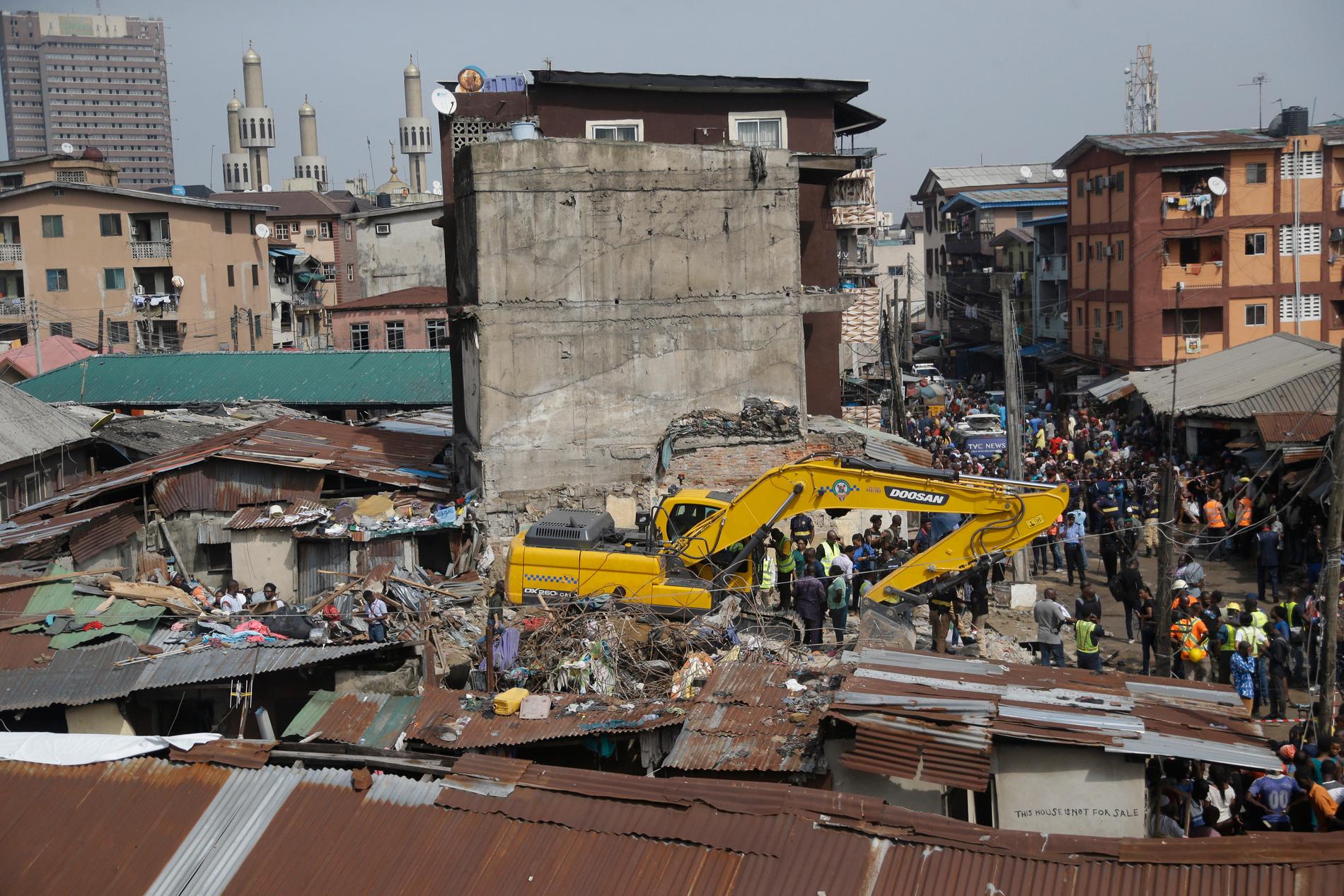 Dödstalet efter huskollapsen i Nigerias största stad Lagos har stigit till 20 personer.