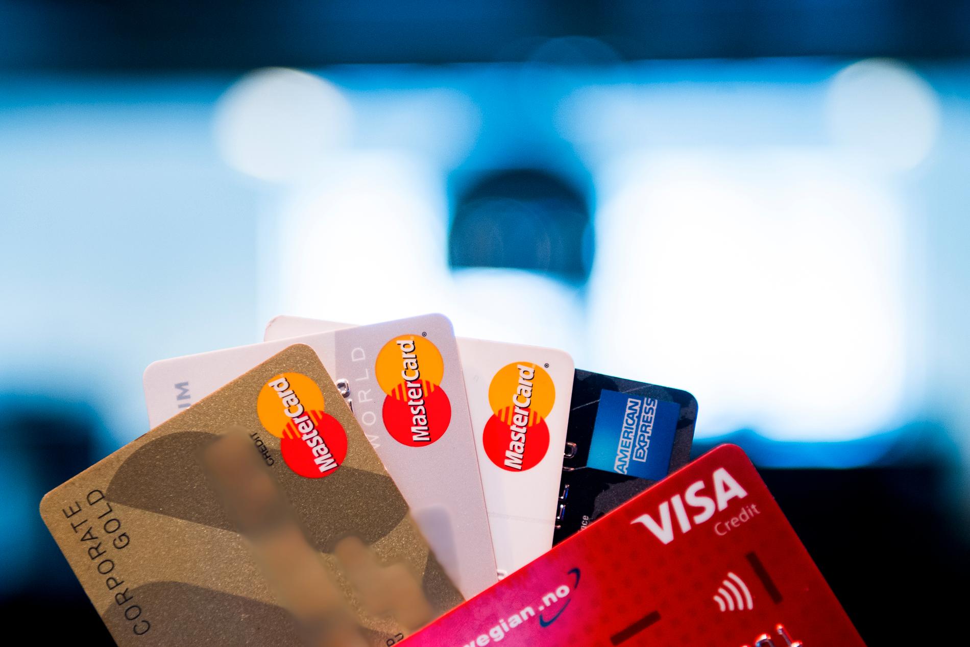 I snitt får människor i sig mikroplast motsvarande ett kreditkort i veckan, enligt en ny studie. Arkivbild.