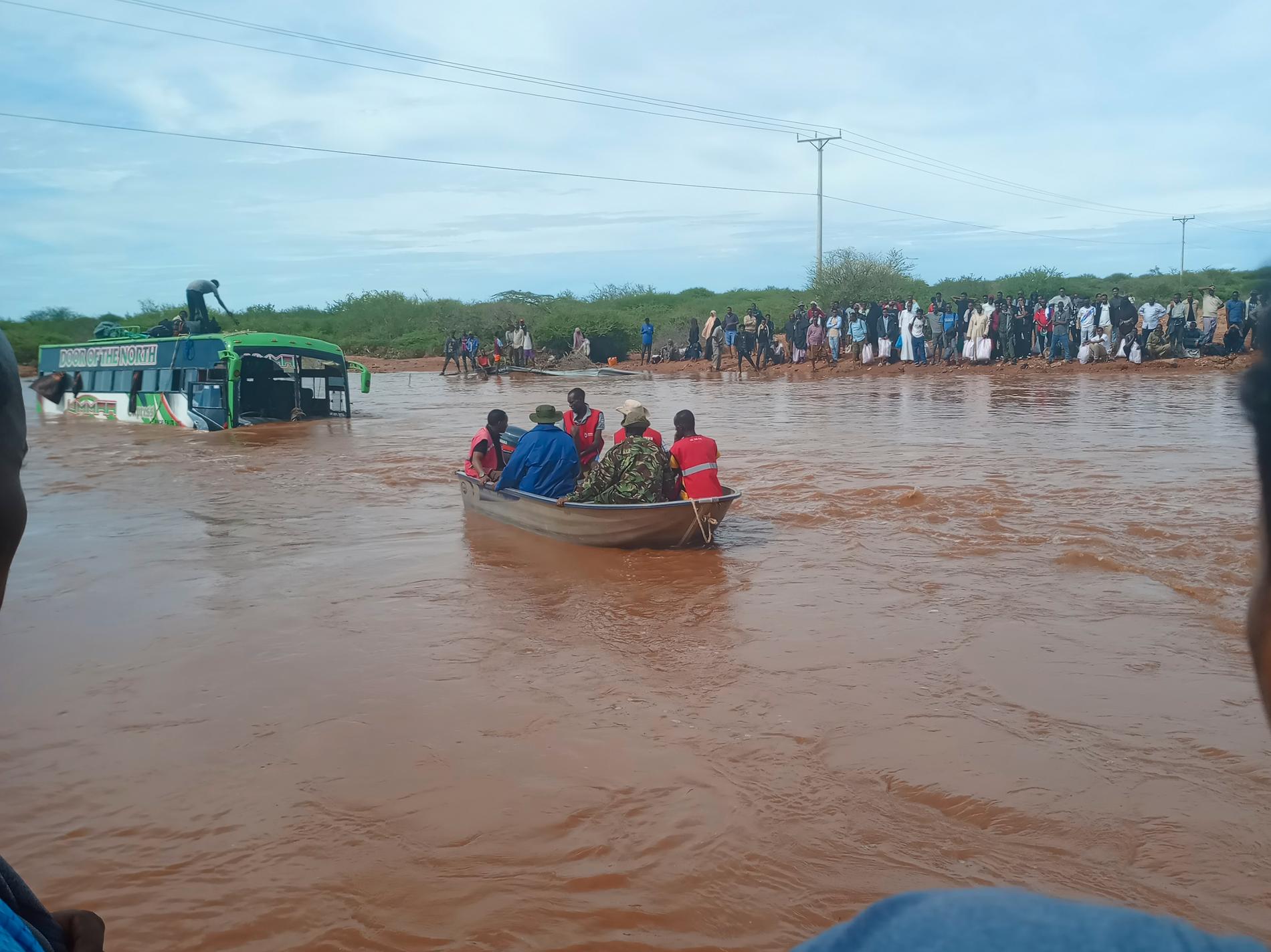 Passagerare från en buss som svepts iväg i översvämningar räddas med hjälp av båtar i norra Kenya tidigare i april.