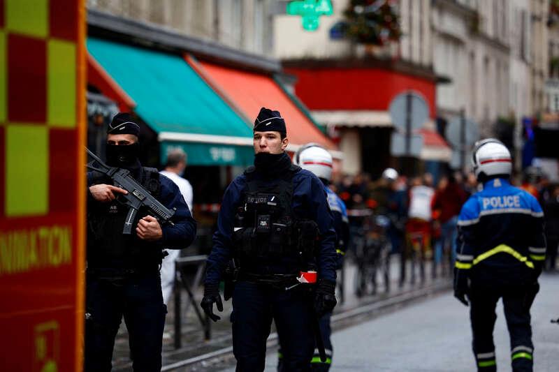 Fransk polis och brandkår på plats efter skjutningen. 