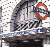 Här vid tunnelbanestationen Baker Street i London ligger hittegodsavdelningen. Föreståndaren Ted Batchelor lyckades lokalisara ägarinnan till urnan de haft i 9 år.