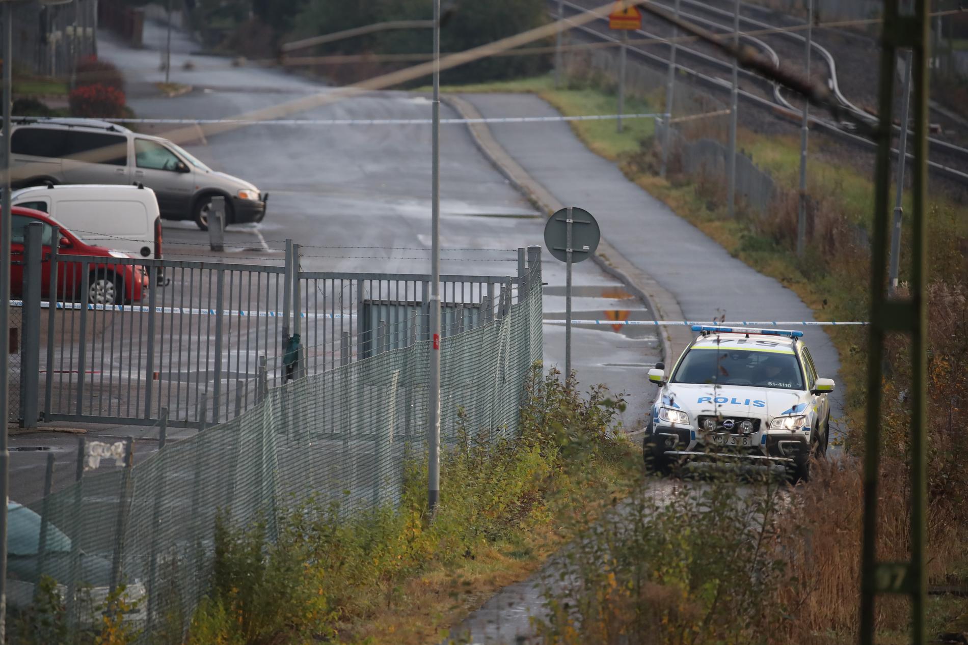 Polisen bevakar det industriområde i Mölnlycke där sju personer skadades i samband med en skottlossning på lördagskvällen.