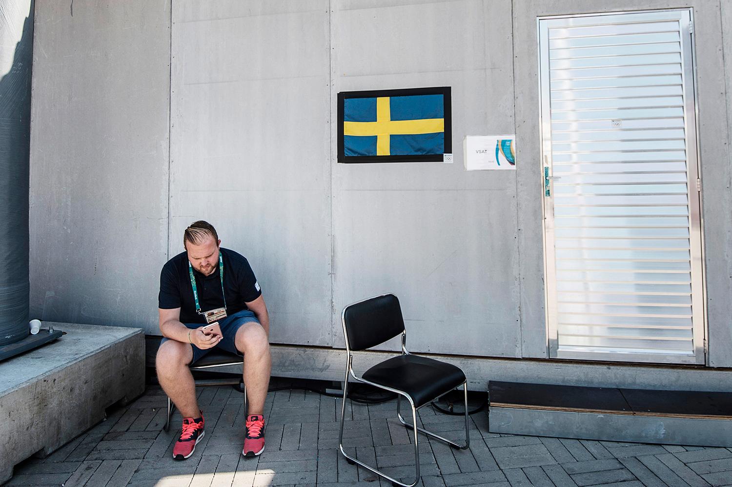 Reportern Olle Nyström pustar ut i skuggan. Han älskar OS.
– Man får uppleva saker man inte upplever till vardags. Segling, till exempel, som jag varit ute mycket på nu. Fantastiskt, säger han. FOTO: PONTUS ORRE