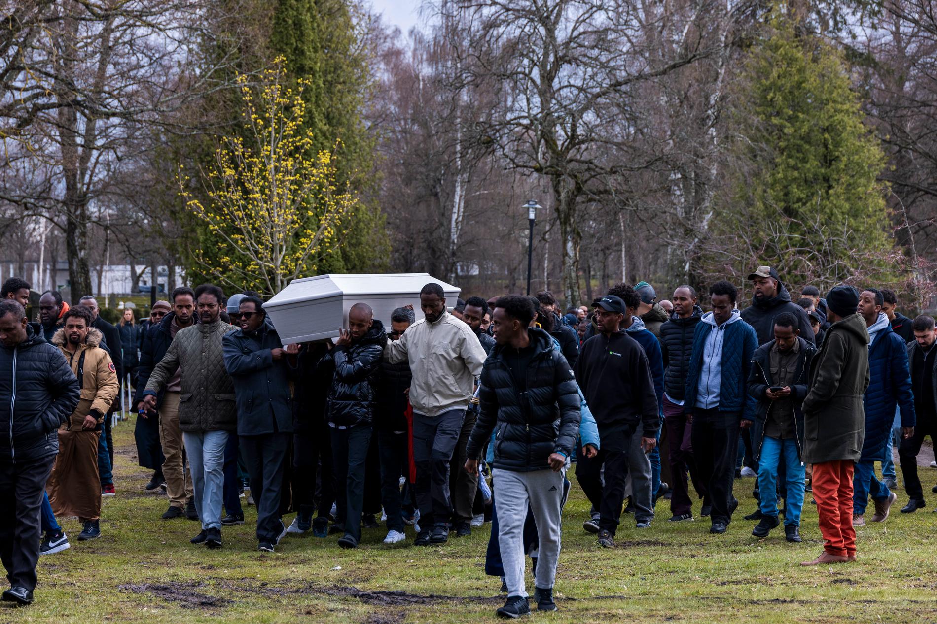 Männen bär kistan till graven, både vänner och släkt från hela Sverige har kommit hit för begravningen. 