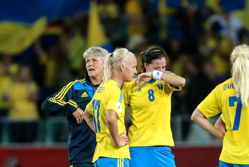 Gav allt. Besvikelsen var stor för Pia Sundhage, Caroline Seger och Lotta Schelin när deras Sverige i går slogs ut i EM-semifinalen mot ­Tyskland inför hemmapub­­liken på ­Gamla Ullevi.