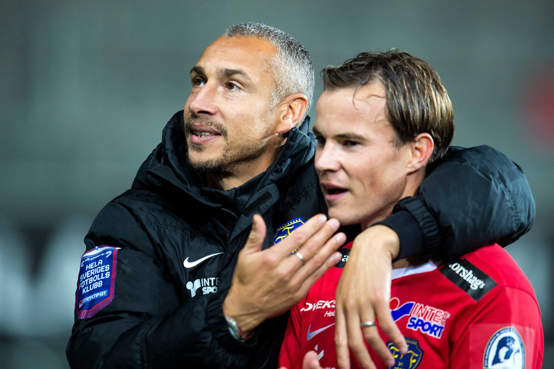 Tränaren Henrik Larsson klappar om Anton Wede efter Falkenbergs viktiga bortaseger mot Häcken.
