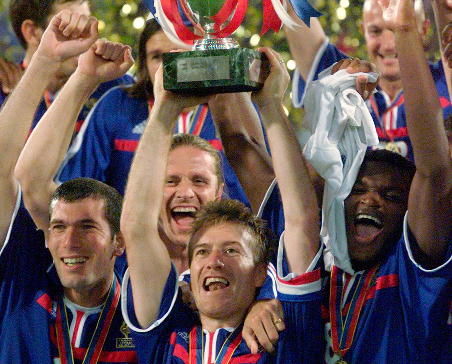 Deschamps lyfter bucklan i EM 2000 – med Petit alldeles bakom och Zidane bredvid.