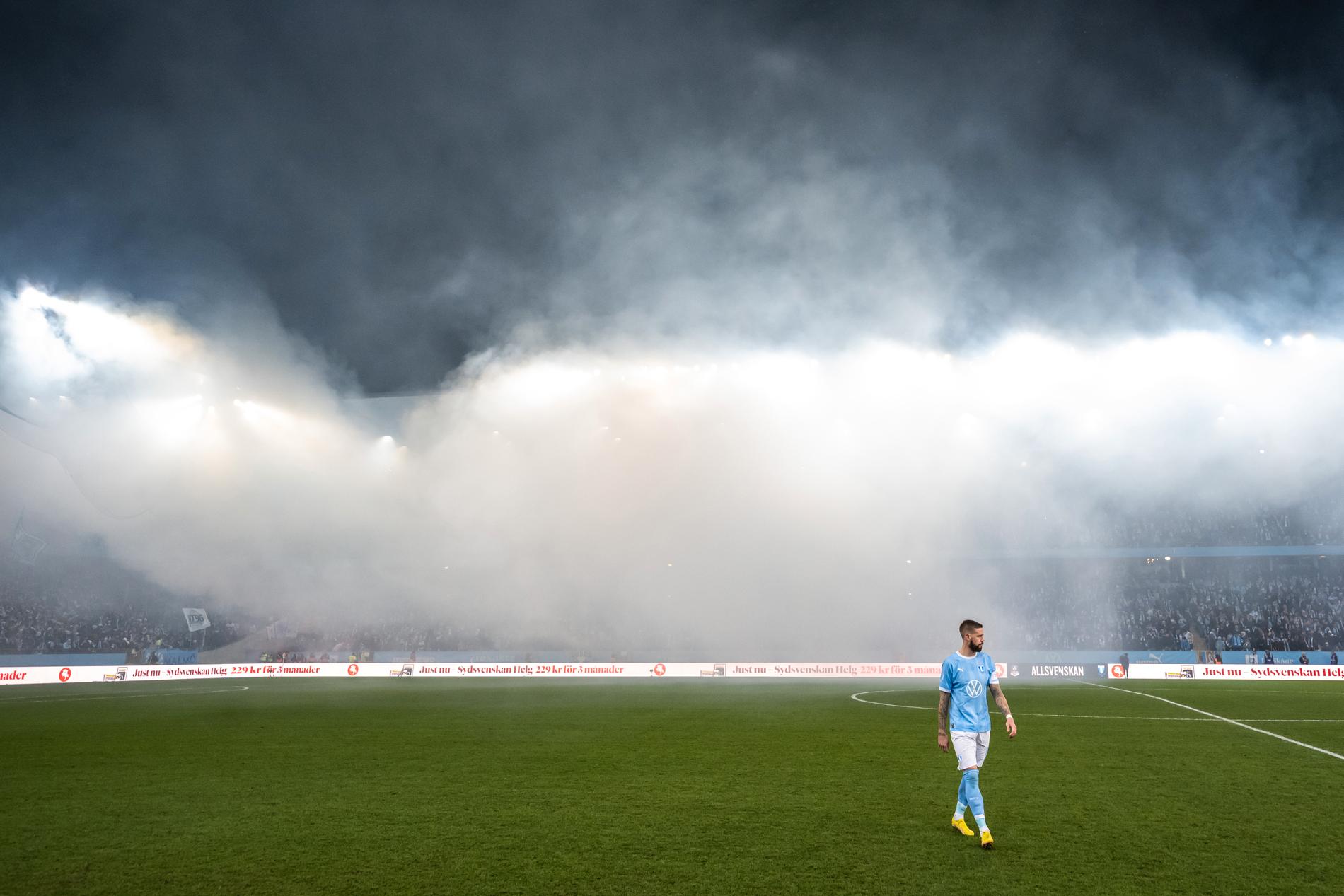 Malmö FF:s supportrar utlöste brandlarmet på arenan.