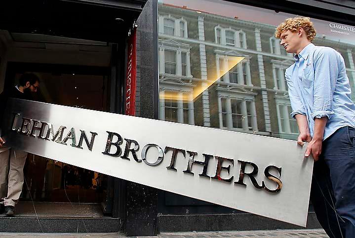 Lehman brothers skylt säljs på auktion 2010 efter investmentbankens konkurs.