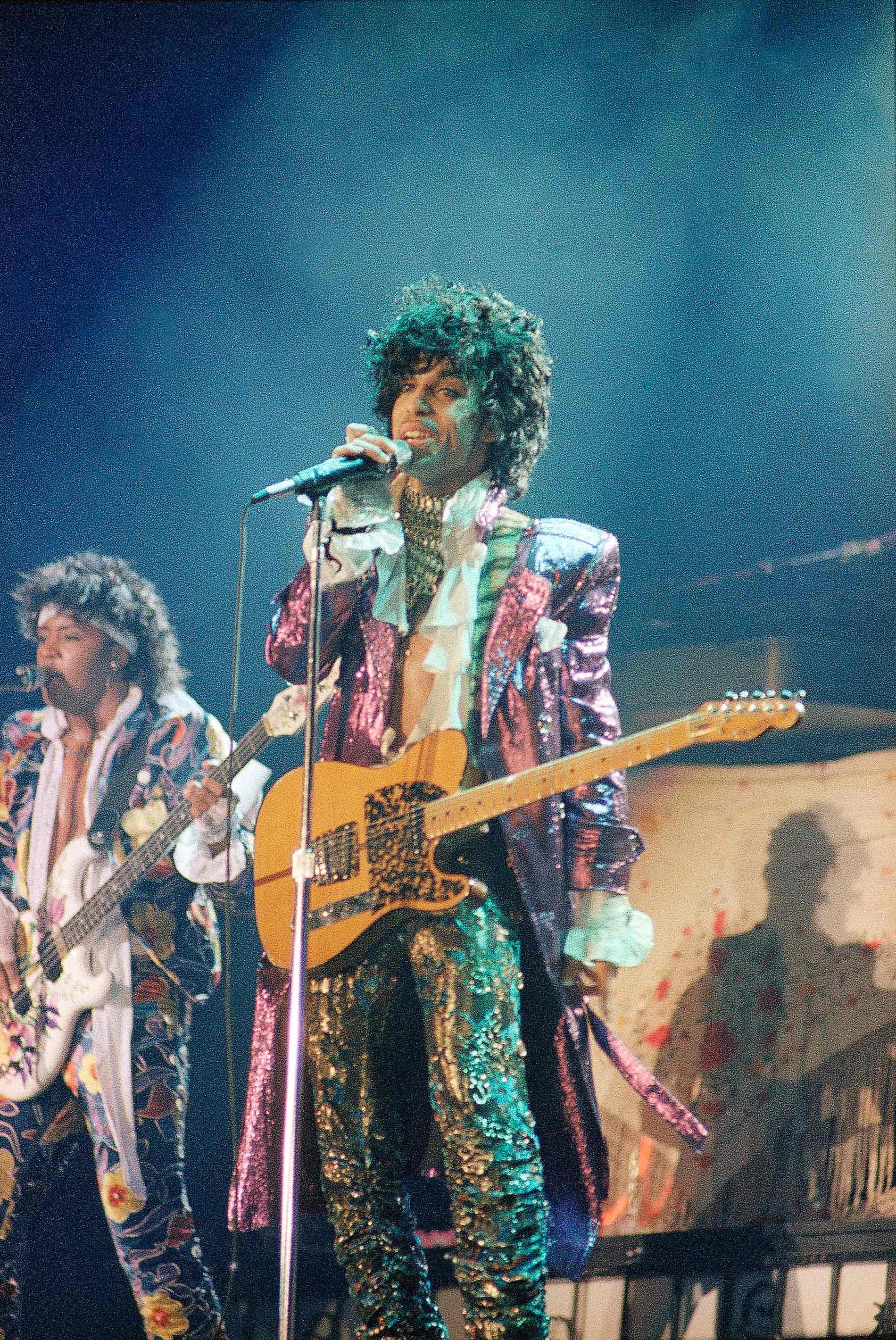 Prince spelar med sitt band The Revolution.