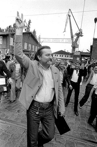 Lech Walesa hyllas av varvsarbetare i Gdansk 1983.