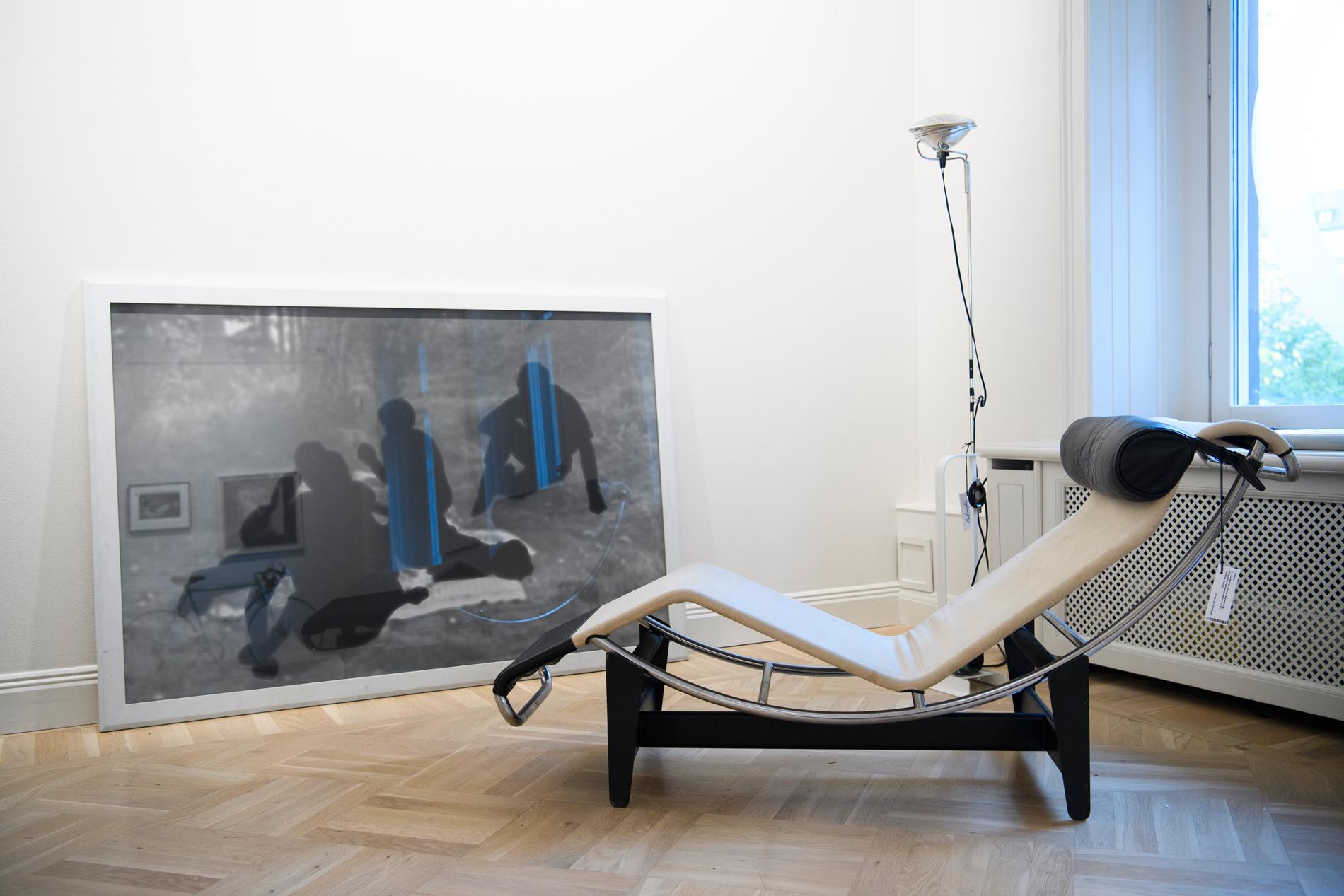 Ett signerat fotografi av Maria Miesenberger inbringade 173 450 kronor och blev auktionens dyraste föremål. Dessutom såldes en Le Corbusier-vilstol för 57 625 kronor.