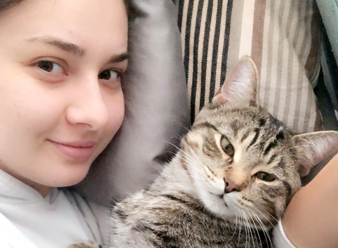 Felicia, 21, och katten Felix.