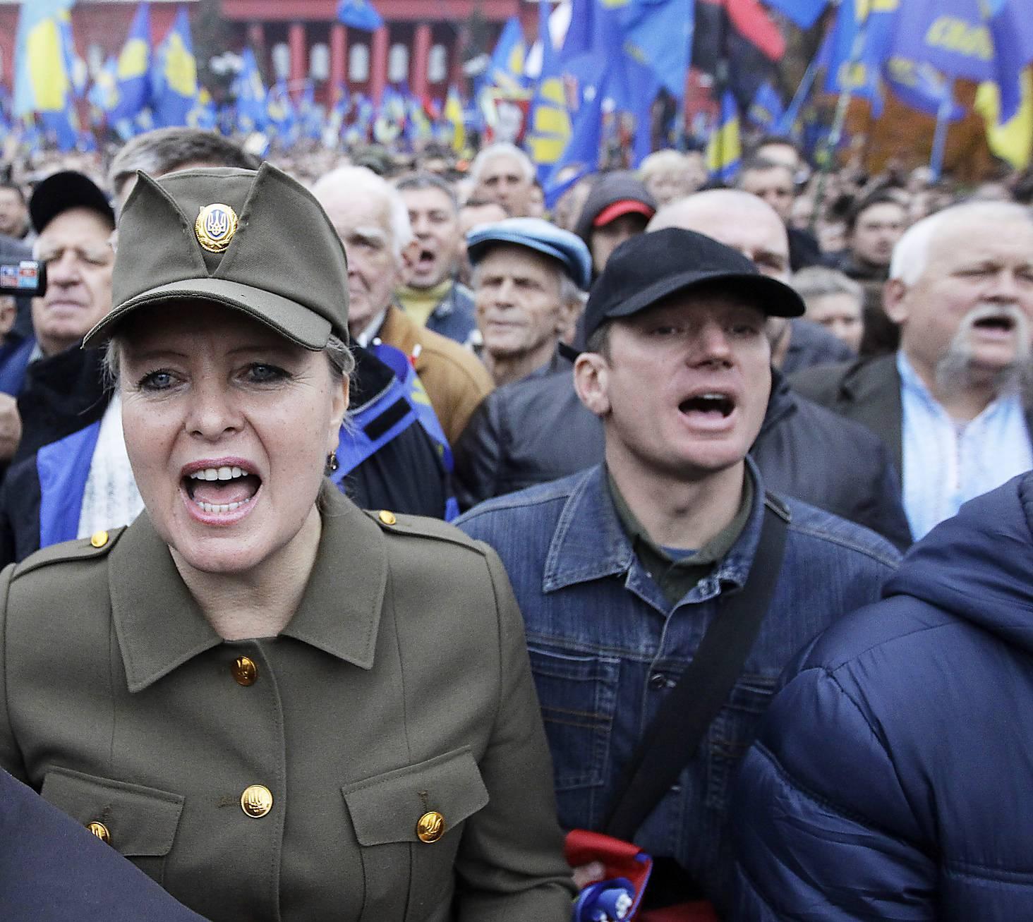 marscherar mot makten Anhängare till Svoboda demonstrerar i Kiev i oktober förra året. Det ultranationalistiska partiet fick tio procents väljarstöd vid förra parlamentsvalet. I presidentvalet nyligen röstade tio procent på extremhögerns kandidater. Foto