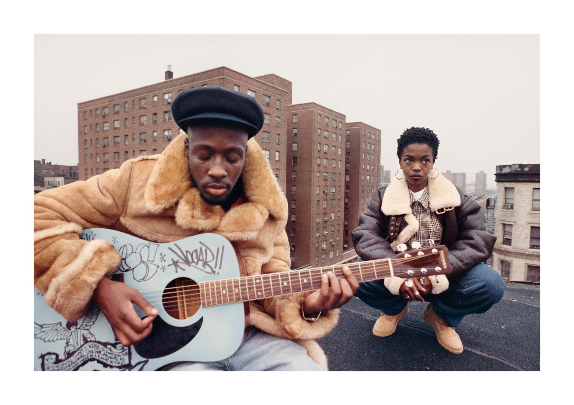 Hiphopens pionjärer och stilbildande artister syns på Fotografiskas omfattande utställning "Hip-hop: Conscious, Unconscious". I bild Wyclef Jean och Lauryn Hill i East Harlem, New York City 1993. Pressbild.