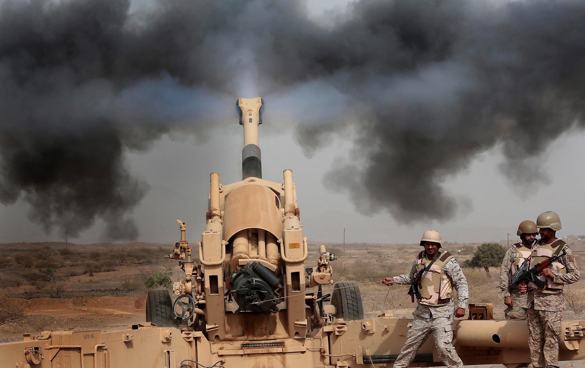 Saudiarabiskt artilleri vid gränsen till ­Jemen. Ett hemligt dokument från den franska underrättelsetjänsten avslöjar att svenska radarsystem och franska ­kanoner används av Saudis stridande trupper i Jemen.