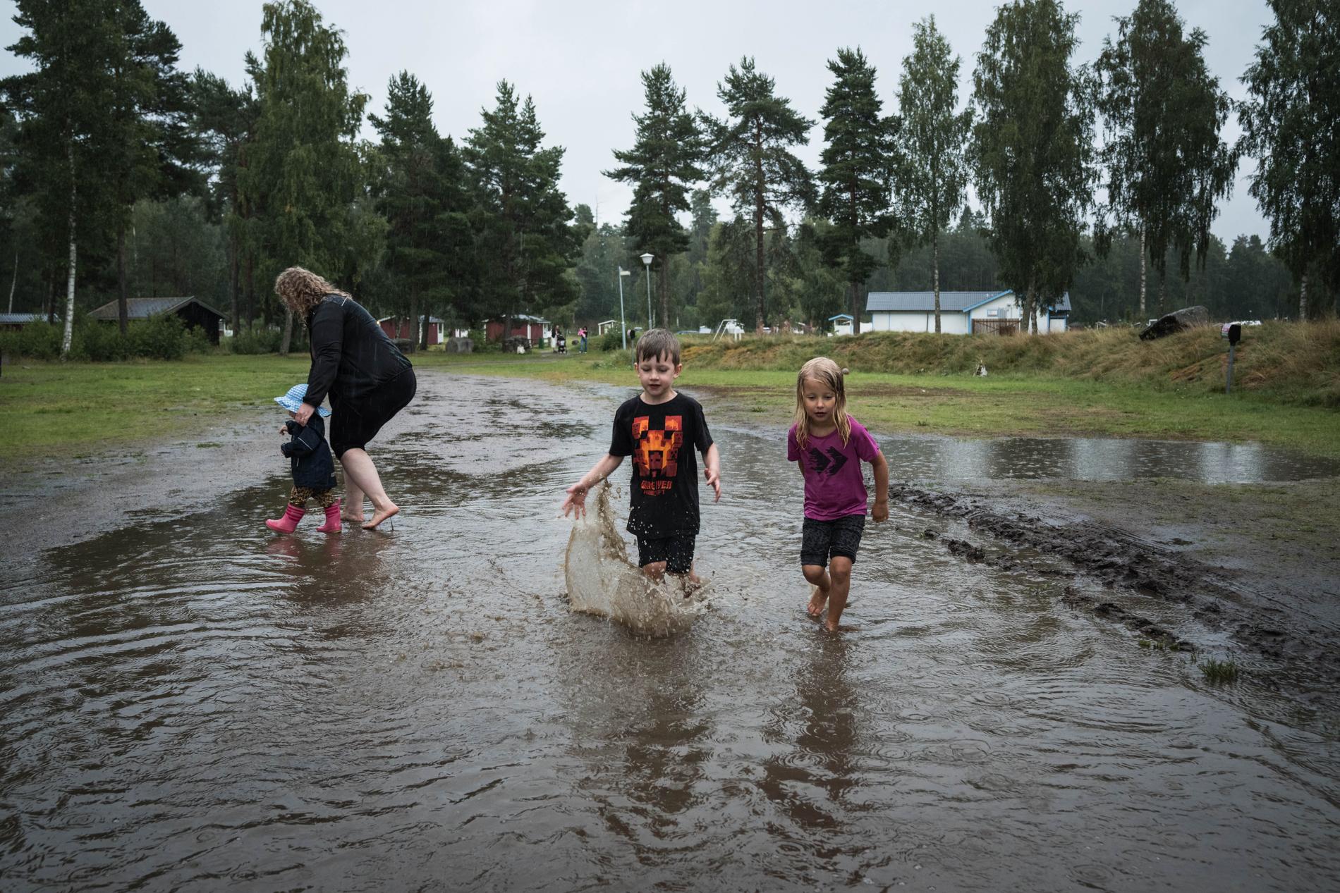 Familjen Rödin i regnkaosets Skara sommarland.